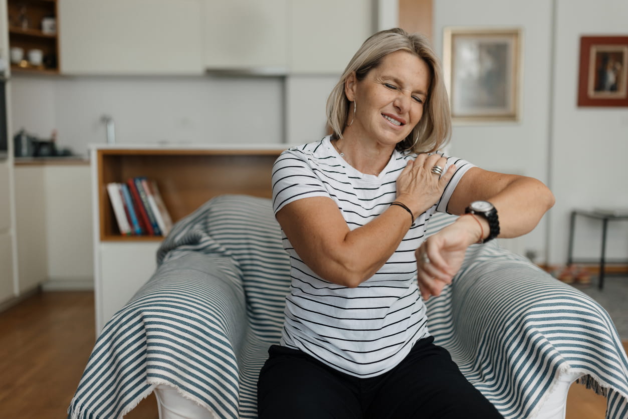 women-experiencing-frozen-shoulder-during-menopause (1).jpg